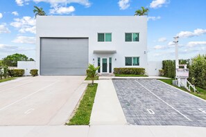 Interior - Unique Retreat - Unit D: Cool 2nd-floor Retreat (Deerfield Beach)