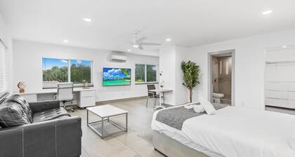 Unique Retreat - Unit D: Cool 2nd-floor Retreat