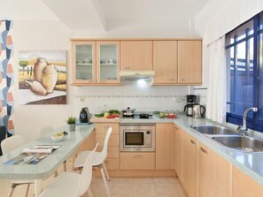 Bungalow, 4 kamar tidur, teras | Dapur pribadi