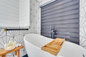 Een douche, een haardroger, handdoeken, zeep