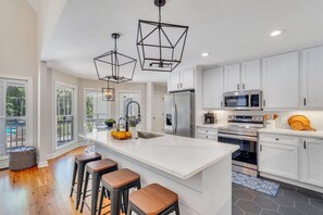 Een koelkast, een microgolfoven, een oven, een kookplaat