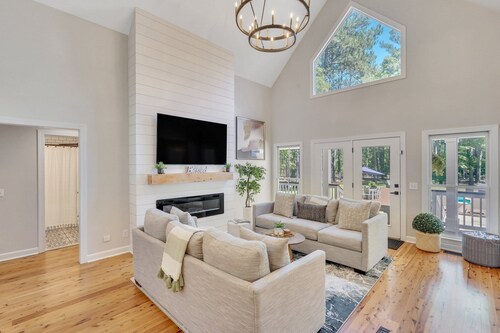 Beautiful Spacious Remodeled Private House w/Pool, Porches, Grille, Game Room.