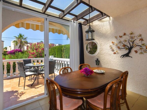 バンガロー 4 ベッドルーム テラス | 屋外ダイニングエリア