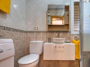 House, 3 Bedrooms | Bathroom