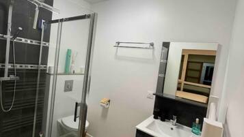 Doccia, asciugacapelli, asciugamani, carta igienica