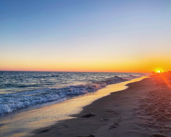Una playa cerca, sillas reclinables de playa, toallas de playa