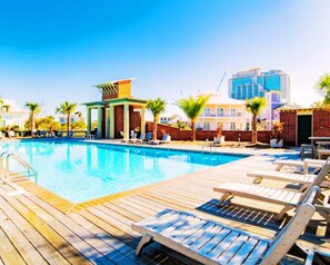 Una piscina al aire libre