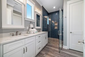 Douche, sèche-cheveux, serviettes fournies, savon