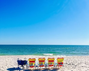 Playa en los alrededores, camastros y toallas de playa 