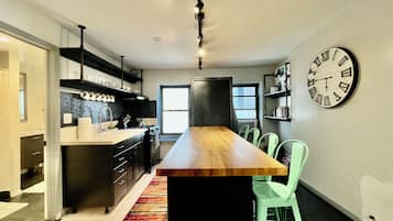 Microondas, horno y placa de cocina