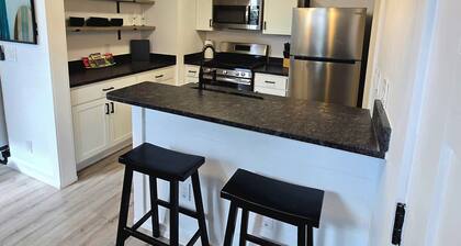 The Hamilton Studio! close to Downtown & Dinning, Fast WIFI, HBO Max Included