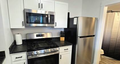 The Hamilton Studio! close to Downtown & Dinning, Fast WIFI, HBO Max Included