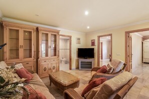 Télévision, cheminée