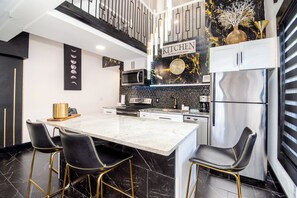 Frigorífico, microondas, horno y placa de cocina