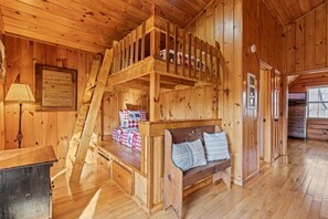 2 bedrooms, iron/ironing board, bed sheets - Bear Hideaway (Sevierville)