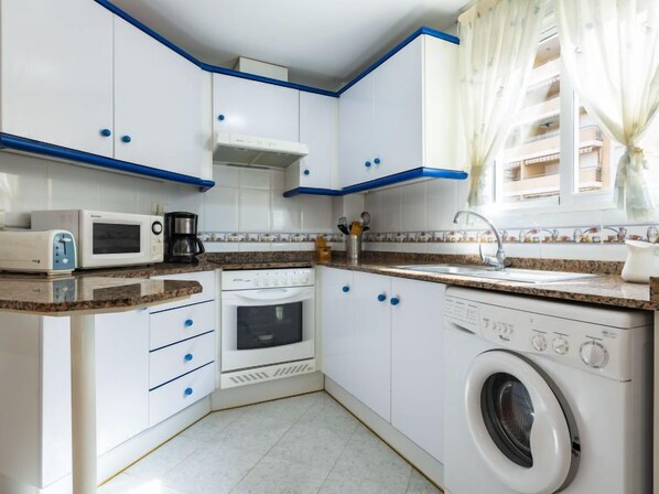 House, 2 Bedrooms, Terrace | Private kitchen
