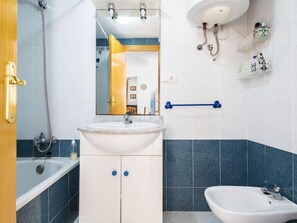 Hus - 2 sovrum - terrass | Badrum