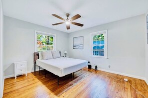 3 chambres, fer et planche à repasser, Wi-Fi, draps fournis