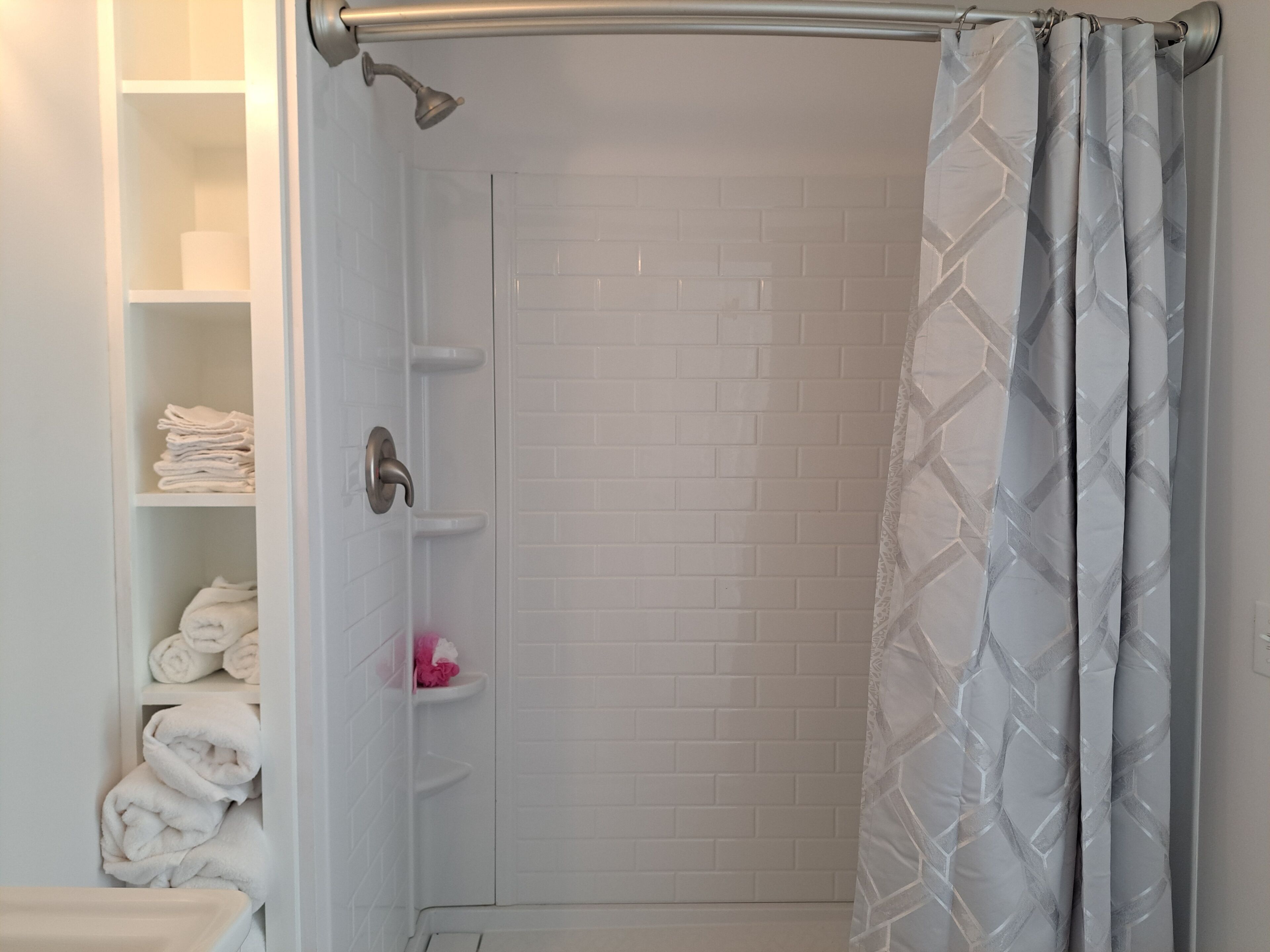 Douche, serviettes fournies, savon, papier toilette