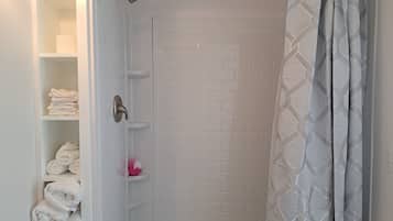 Douche, serviettes fournies, savon, papier toilette