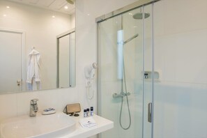 Hair dryer, towels, toilet paper - Charming farmhouse in marvelous São Roque with AC, WiFi and greenhouses! (São Roque)