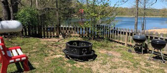 Hardy Lakehouse Lilypad, large 3-bedroom house on lake with boats and game room