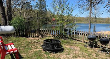 Hardy Lakehouse Lilypad, large 3-bedroom house on lake with boats and game room