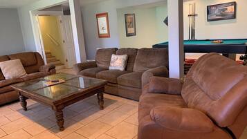 Televisor intel·ligent, futbolí i llibres