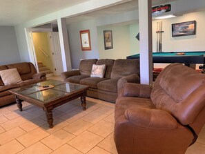 Smart TV, futbolito y libros 