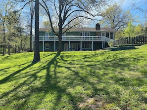 Exterior - Lakehouse Lilypad with boats and game room, sleeps 9, 3k sq ft home, large yard (Hardy)
