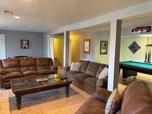 Smart-tv, bordsfotboll och böcker