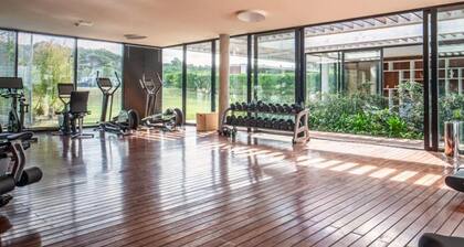 Waterfront apartment, full amenities and 24 hours security.