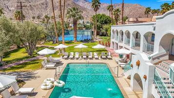 2 Außenpools, Sonnenschirme, Liegestühle