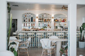Bar en bord de piscine