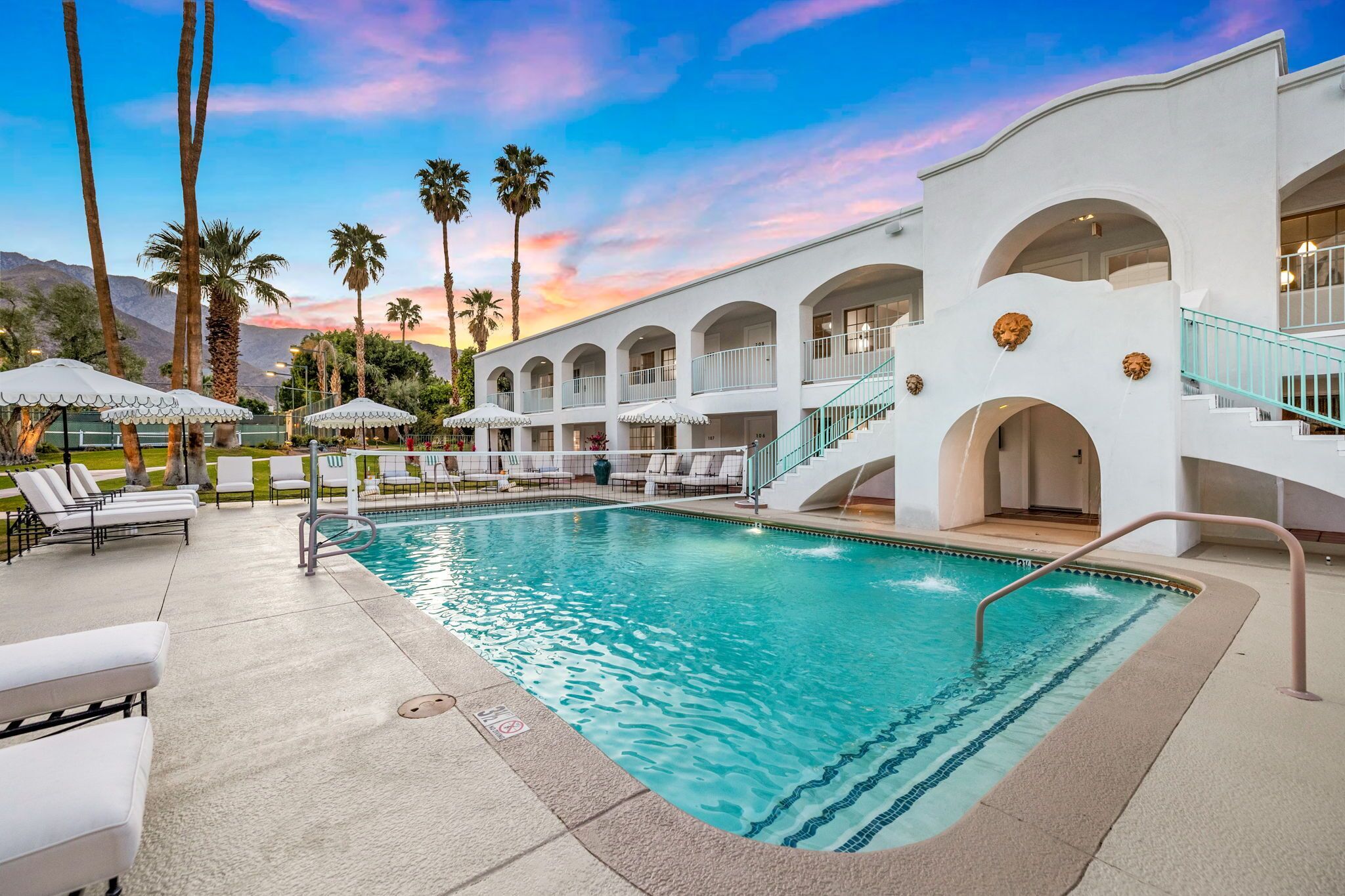 2 piscinas al aire libre, sombrillas, sillones reclinables de piscina