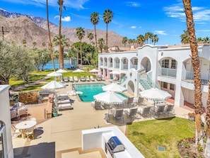 2 outdoor pools, pool umbrellas, pool loungers - Casa Palma Hotel & Bungalows (Palm Springs)