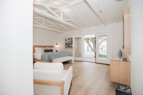 Lit avec matelas en mousse à mémoire, ameublement unique