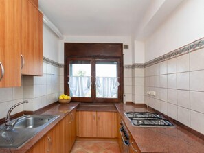House, 3 Bedrooms | Private kitchen