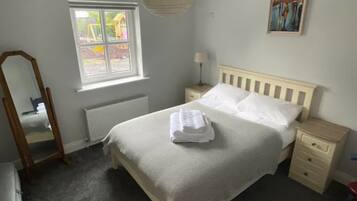 3 habitaciones y tabla de planchar con plancha