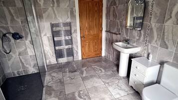 Regadera, secadora de cabello, toallas, jabón