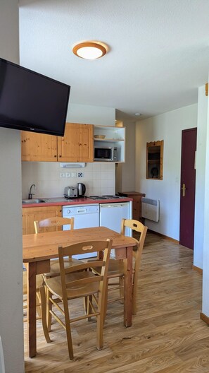 Fridge, microwave, dishwasher, coffee/tea maker