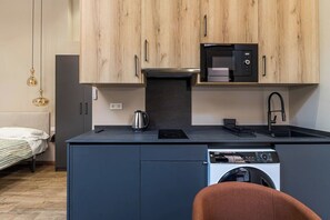 Réfrigérateur, micro-ondes, four, plaque de cuisson