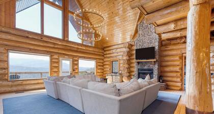 Pinnacle Chalet by Avantstay Luxury Cabin w/ Panoramic Views, Fireplace & Game Room