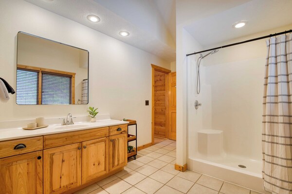 Sleeps 21 Luxury Cabin W/ Panoramic View, Hot Tub, Game Room Pinnacle Chalet - Tennessee