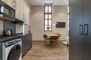 Fridge, microwave, oven, coffee/tea maker