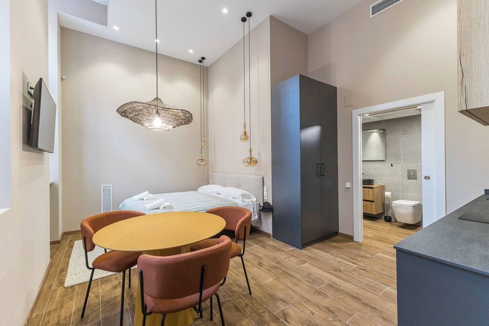 1 habitación, tabla de planchar con plancha, wifi y ropa de cama 