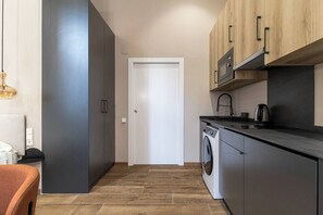 Fridge, microwave, oven, coffee/tea maker