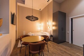 1 slaapkamer, een strijkplank/strijkijzer, wifi, beddengoed