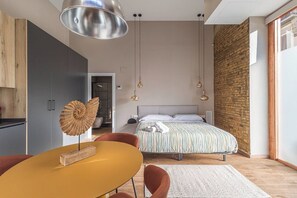 1 slaapkamer, een strijkplank/strijkijzer, wifi, beddengoed