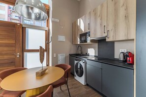 Een koelkast, een microgolfoven, een oven, een kookplaat